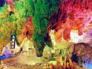 la Grotte de Flûte de Roseau